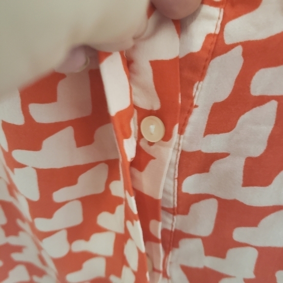 𝅺gap sleeveless blouse,,light, button front - Picture 5 of 7